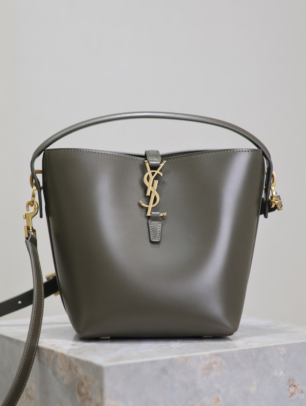 YSL 749036 LE 37 small in in shiny leather Dark green