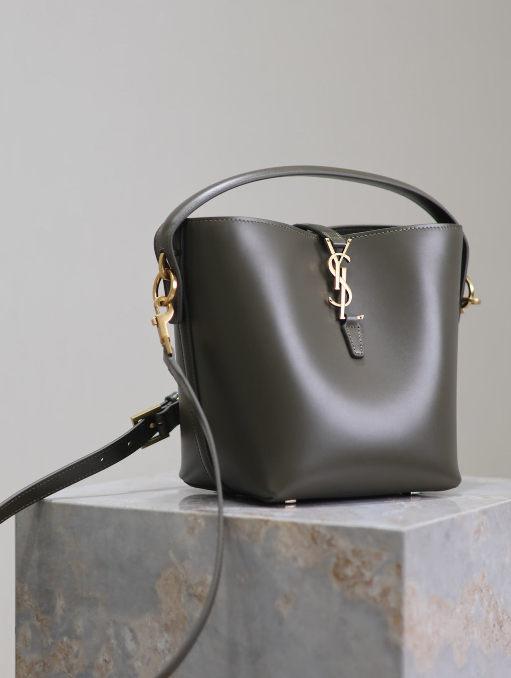 YSL 749036 LE 37 small in in shiny leather Dark green