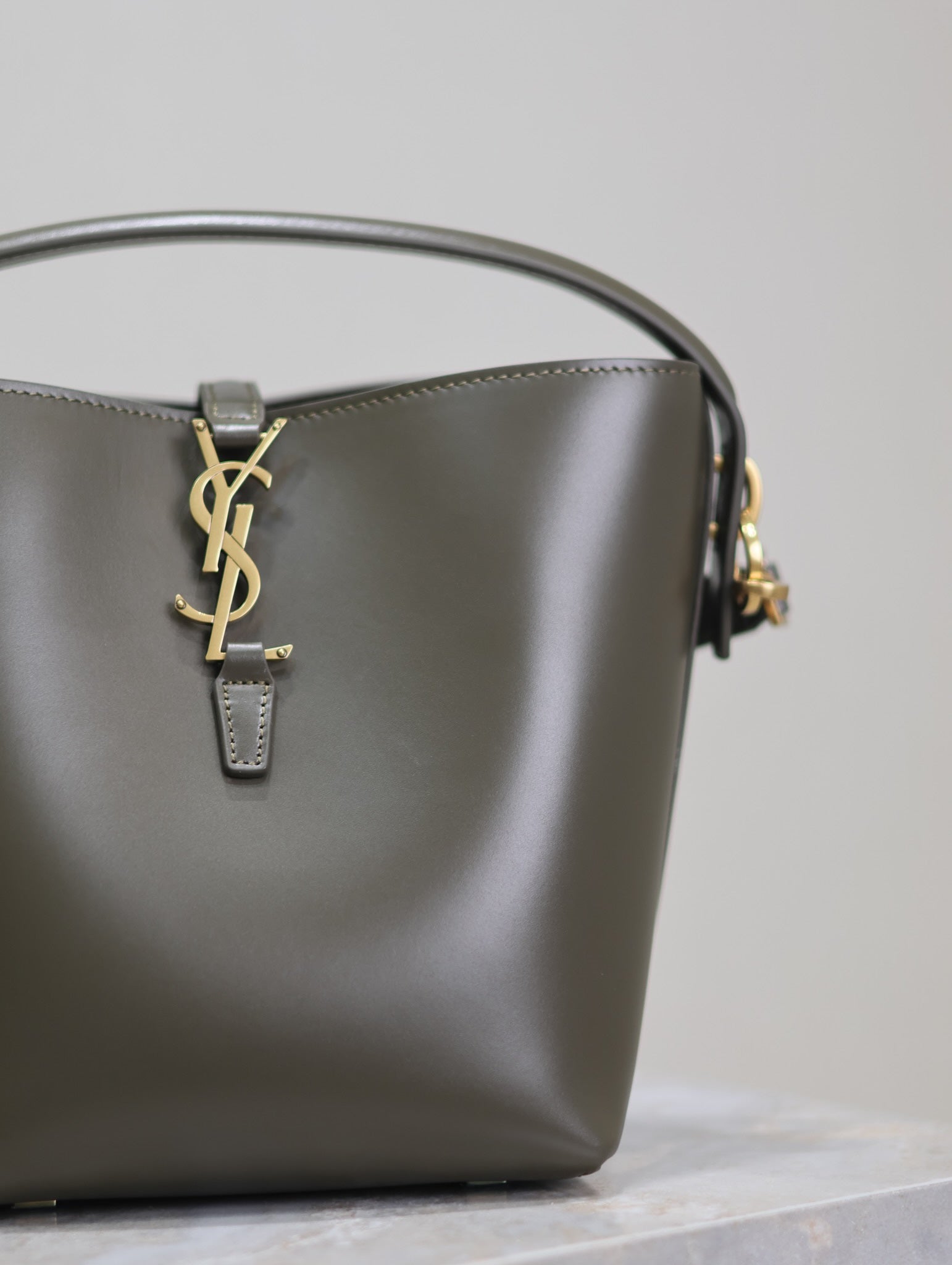YSL 749036 LE 37 small in in shiny leather Dark green