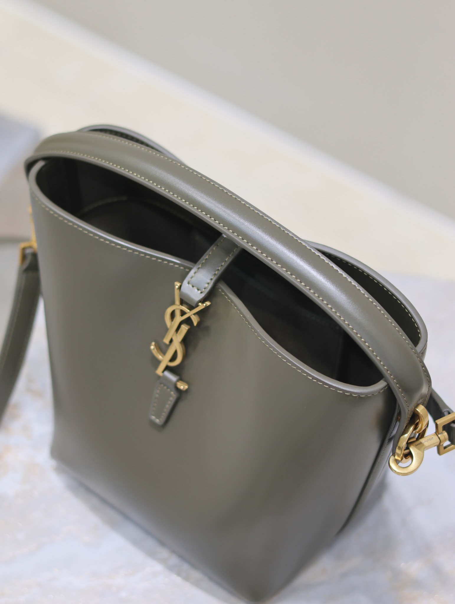 YSL 749036 LE 37 small in in shiny leather Dark green