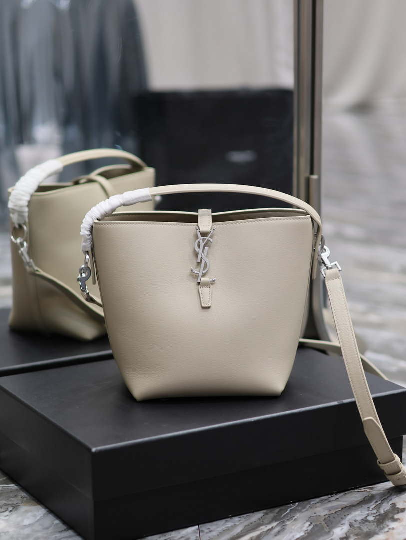 YSL 749036 LE 37 small in in shiny leather Grey