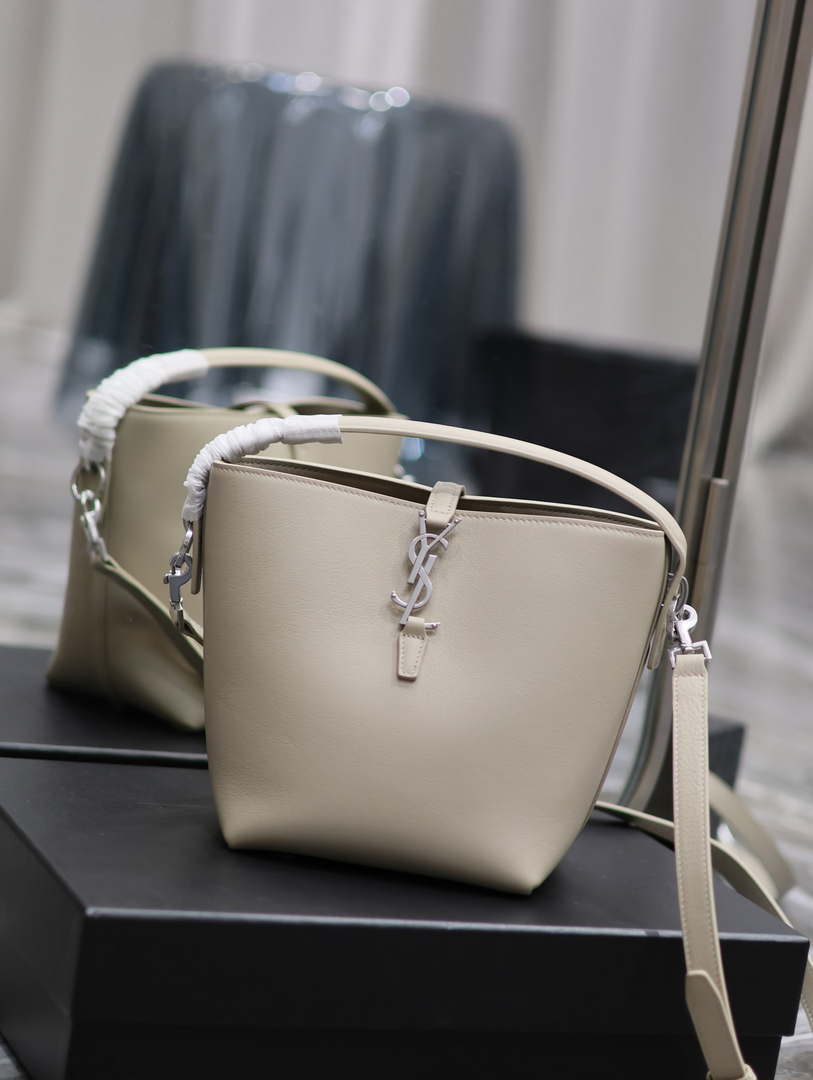 YSL 749036 LE 37 small in in shiny leather Grey