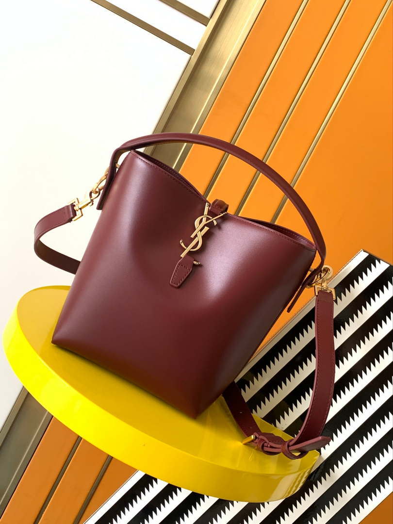 YSL 749036 LE 37 small in in shiny leather Red