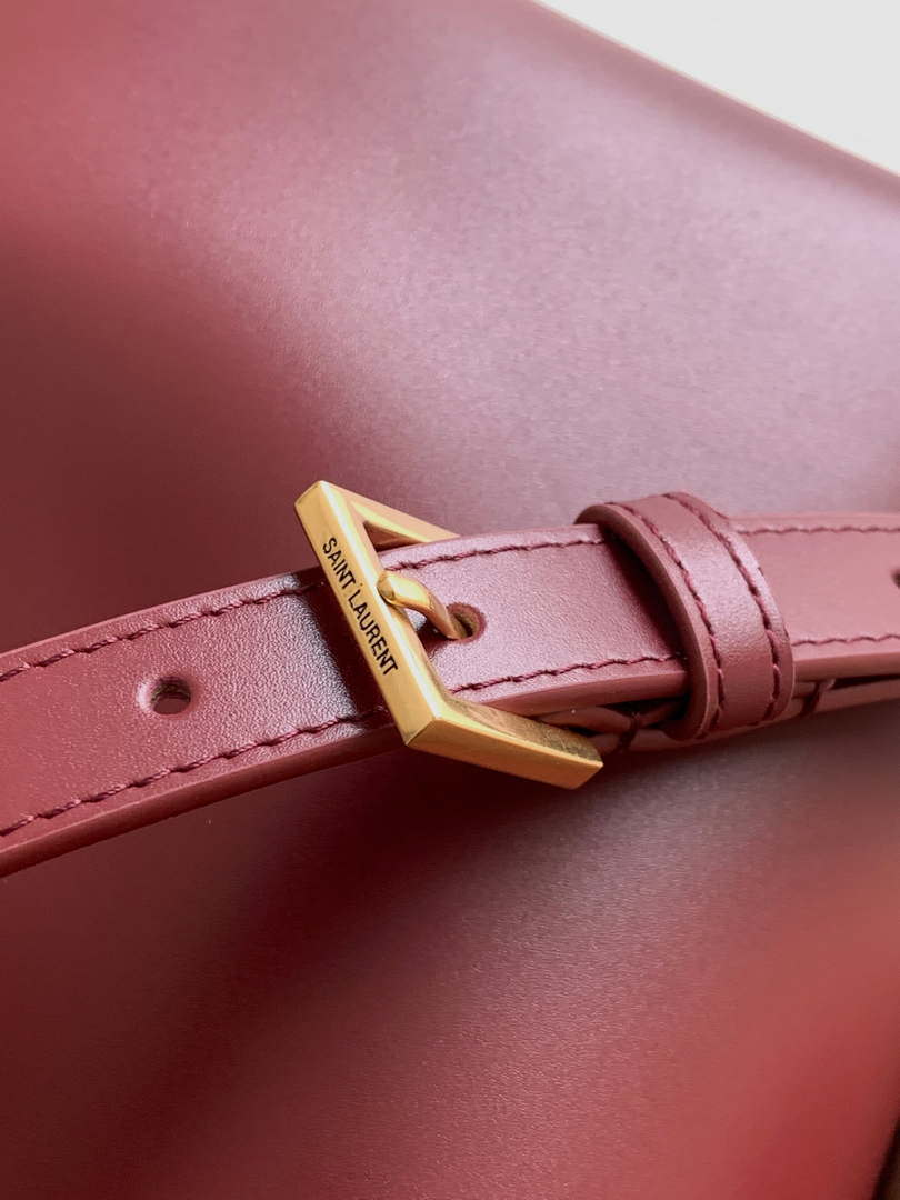 YSL 749036 LE 37 small in in shiny leather Red