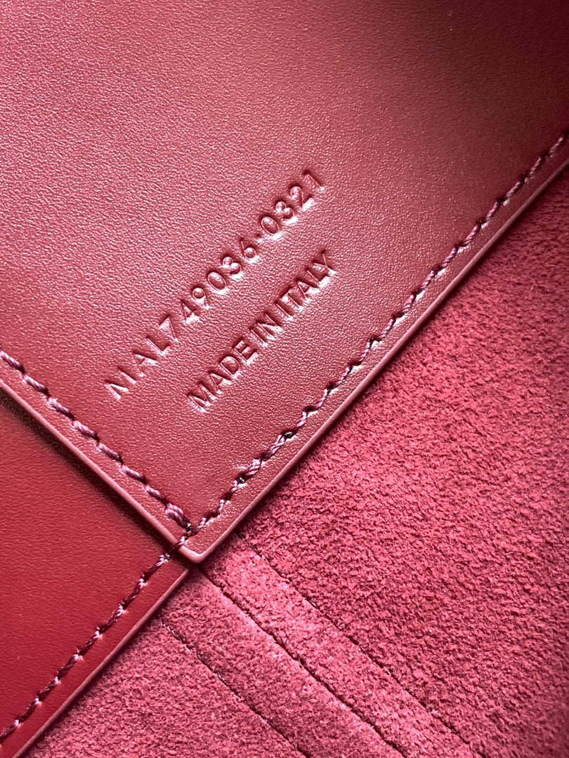 YSL 749036 LE 37 small in in shiny leather Red