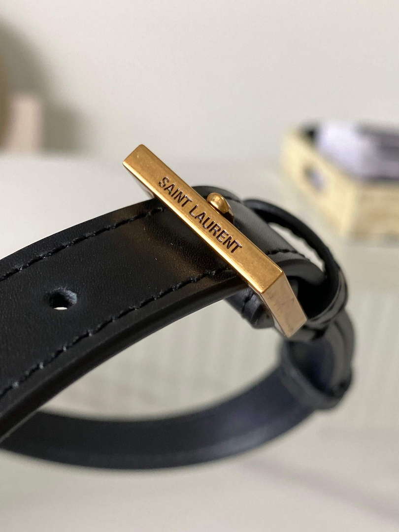 YSL 7490362 Le 37 Small In Shiny Leather Black
