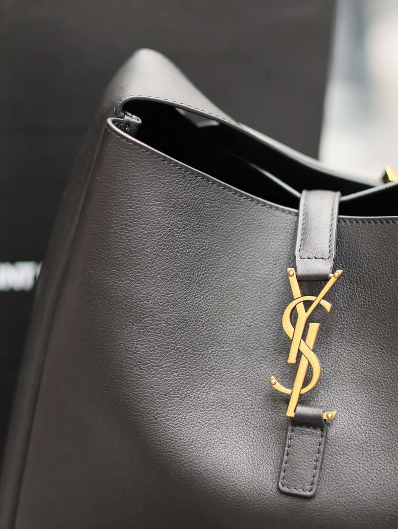 YSL 753837 Le 5 ¨¤ 7 Supple Large In Smooth Leather Black