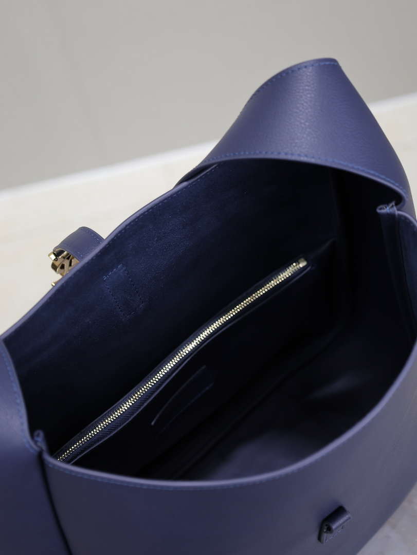 YSL 753837 Le 5 ¨¤ 7 Supple Large In Smooth Leather Blue