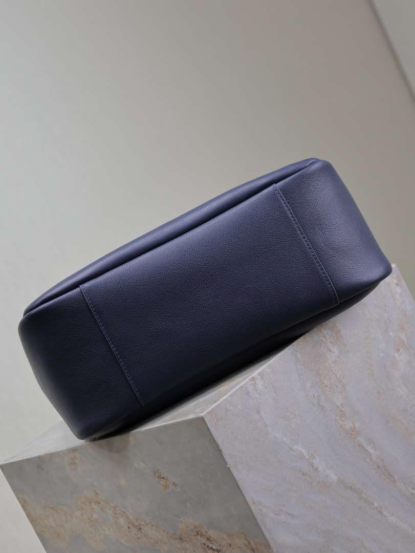 YSL 753837 Le 5 ¨¤ 7 Supple Large In Smooth Leather Blue