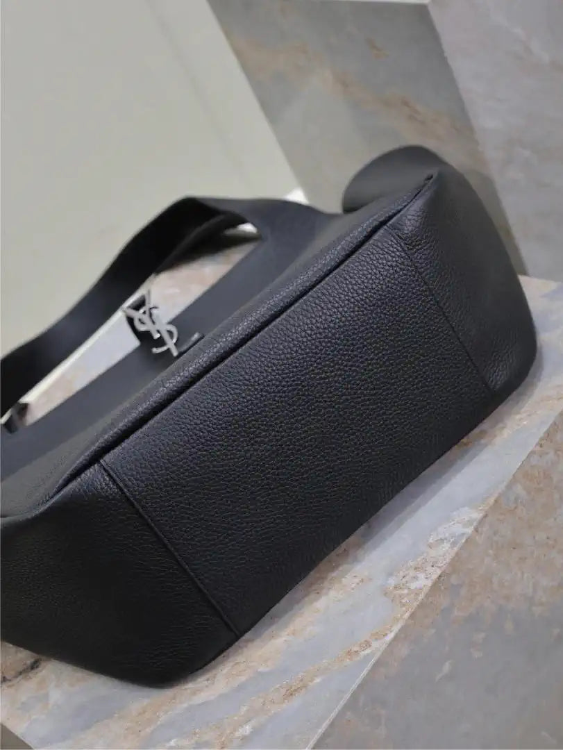 YSL 763435 LE 5 ¨¤ 7 BEA IN GRAINED LEATHER Black with Black hardware