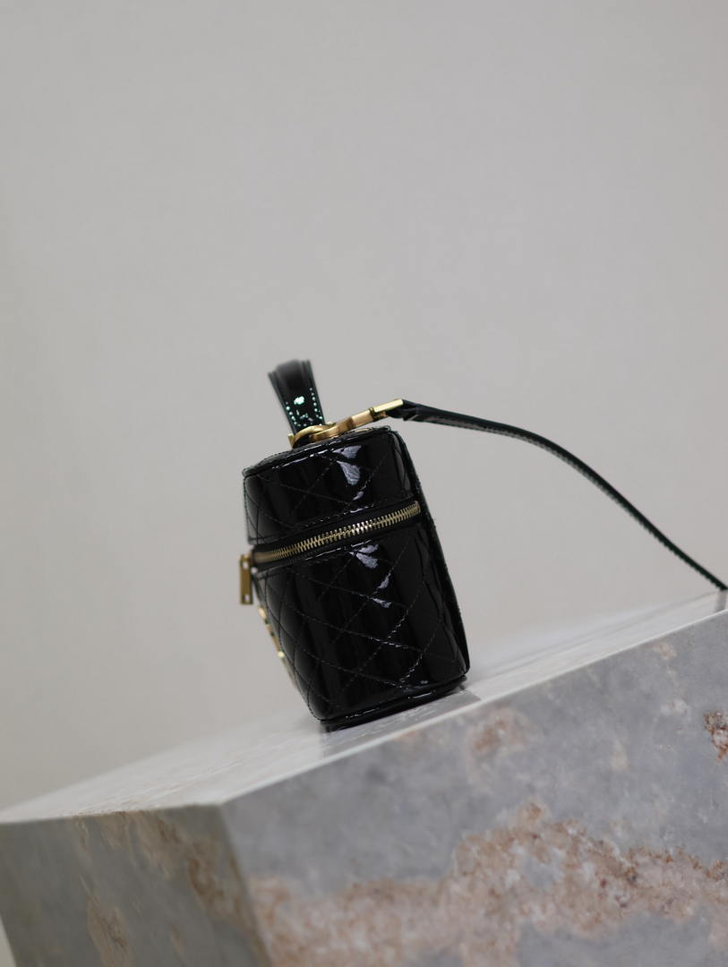 YSL 766731 GABY vanity bag in patent leather Black