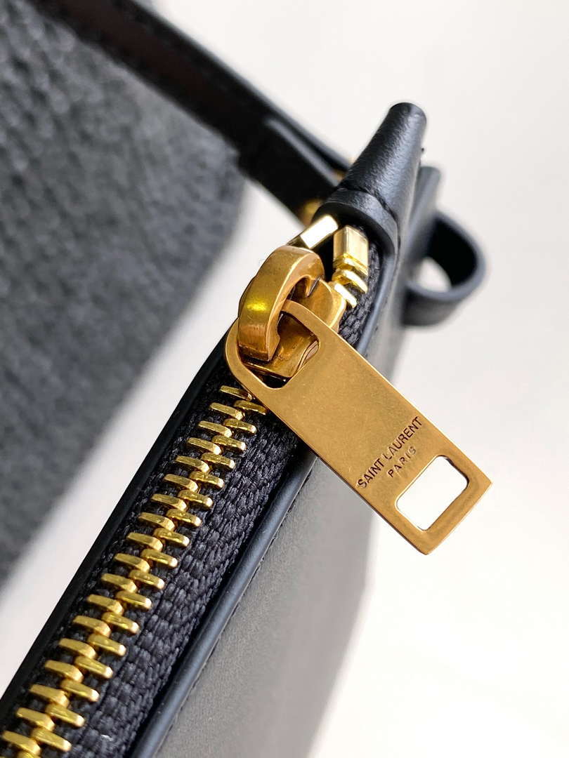 YSL 773991 LE 37 in woven raffia and vegetable-tanned leather Black