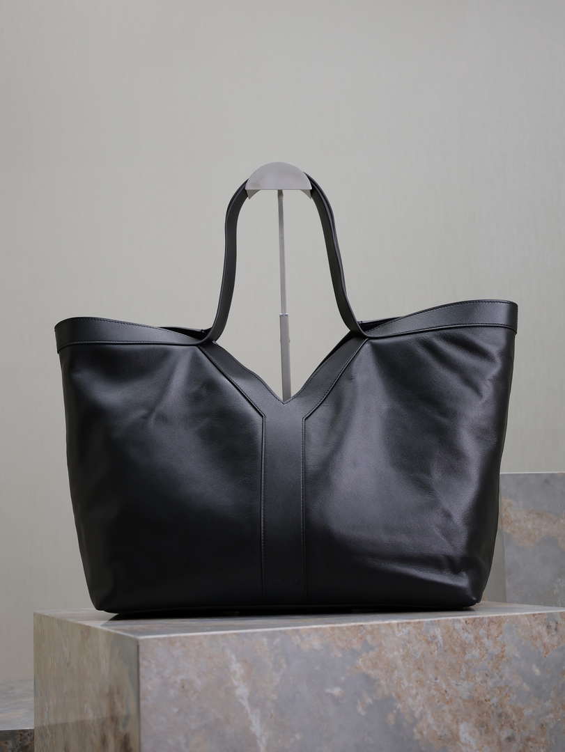 YSL 817602AAEB31000 Y Tote in leather Calfskin Black
