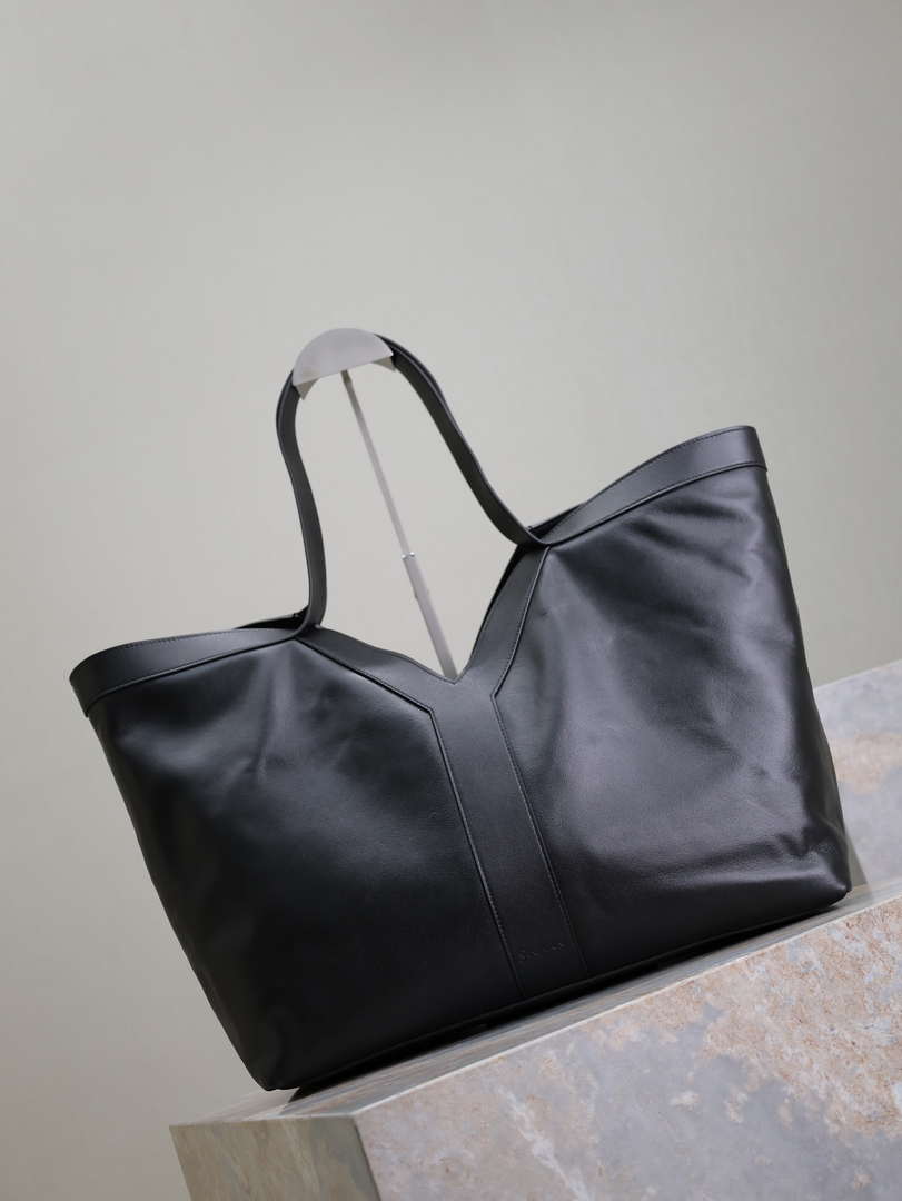 YSL 817602AAEB31000 Y Tote in leather Calfskin Black