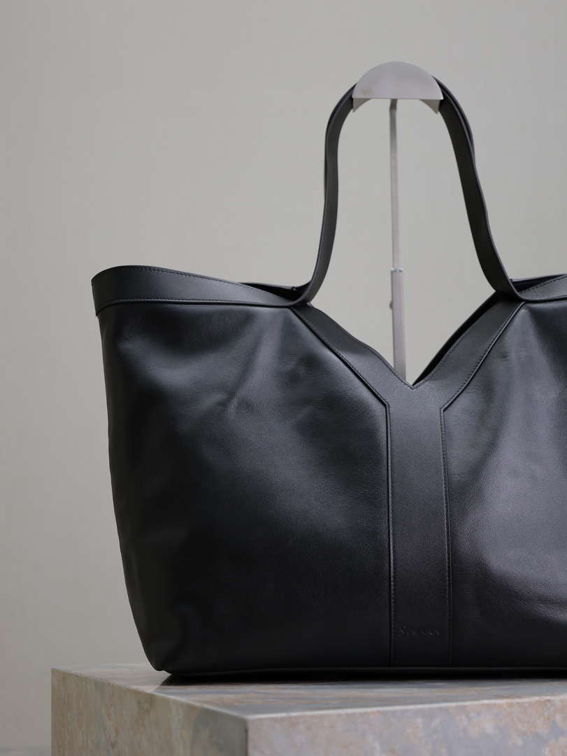 YSL 817602AAEB31000 Y Tote in leather Calfskin Black