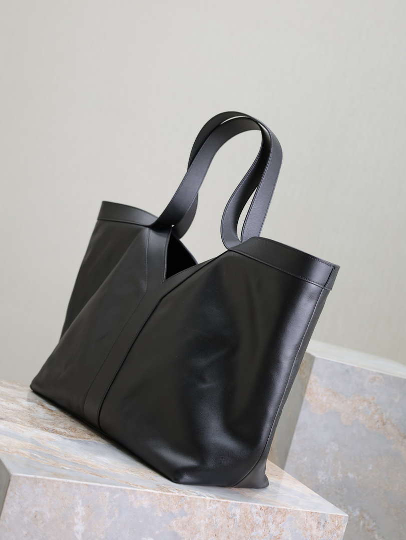 YSL 817602AAEB31000 Y Tote in leather Calfskin Black