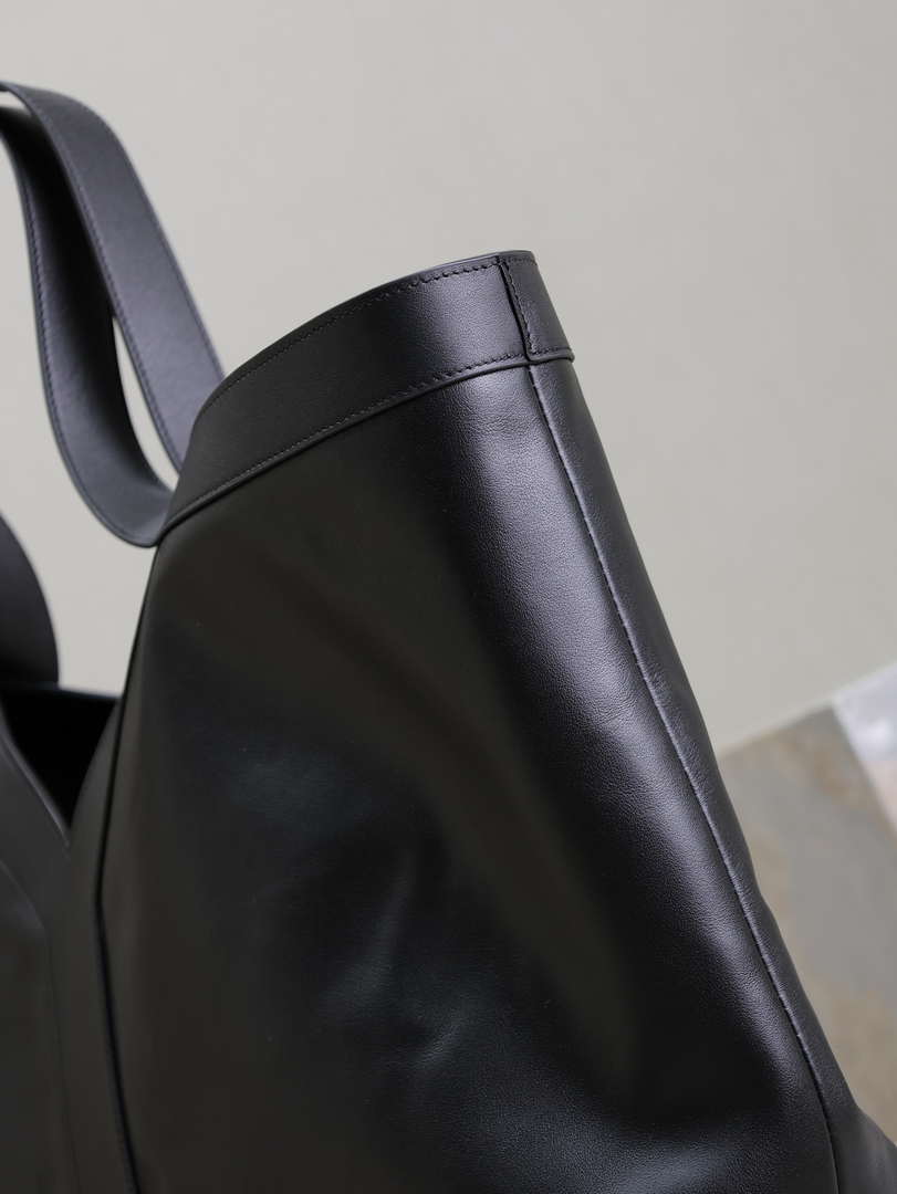 YSL 817602AAEB31000 Y Tote in leather Calfskin Black
