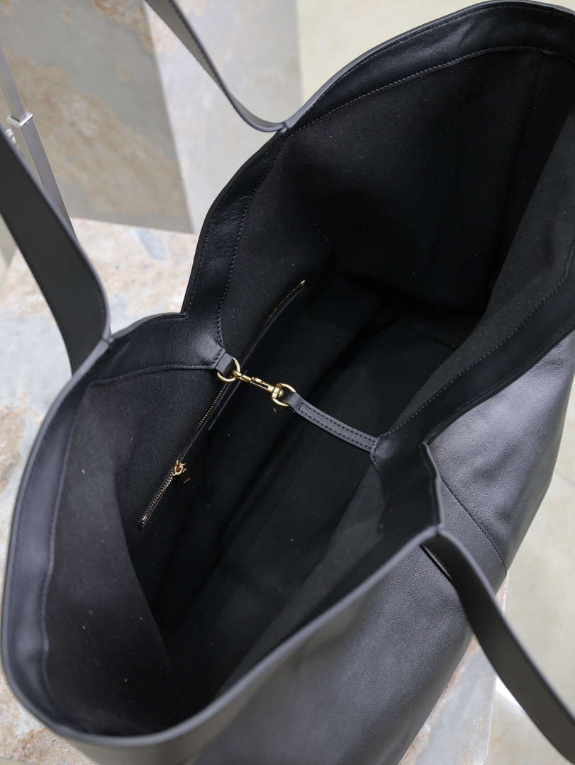 YSL 817602AAEB31000 Y Tote in leather Calfskin Black