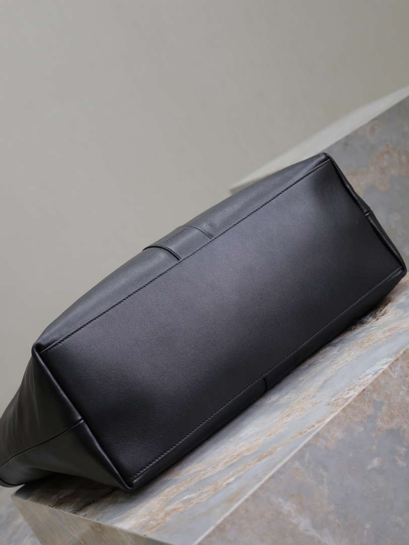 YSL 817602AAEB31000 Y Tote in leather Calfskin Black