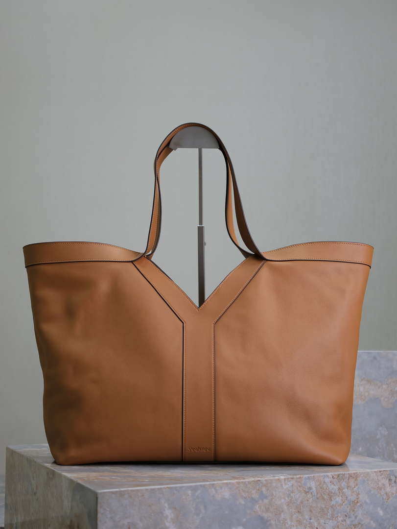 YSL 817602AAEB31000 Y Tote in leather Calfskin Brown