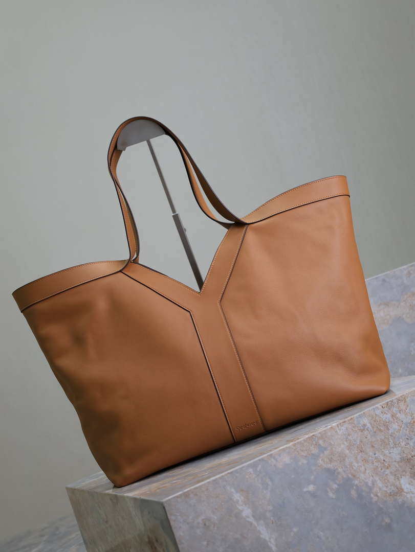 YSL 817602AAEB31000 Y Tote in leather Calfskin Brown