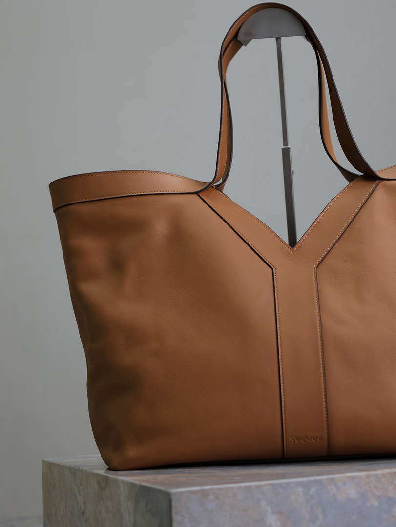 YSL 817602AAEB31000 Y Tote in leather Calfskin Brown