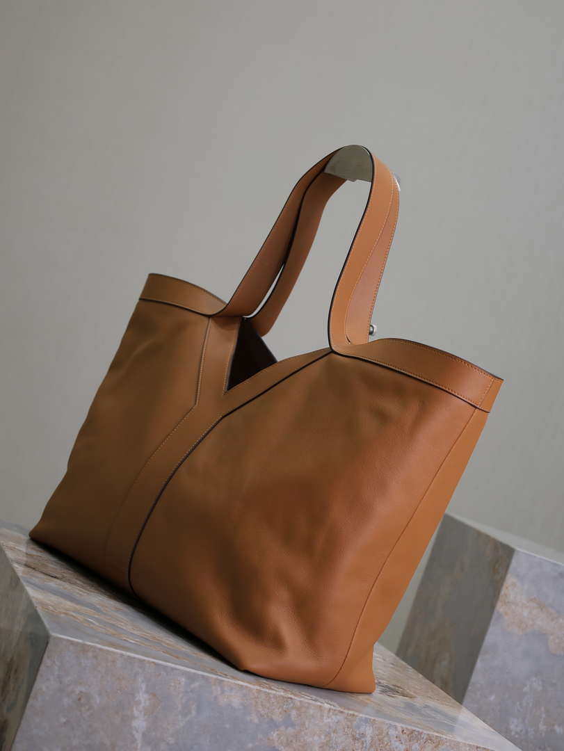 YSL 817602AAEB31000 Y Tote in leather Calfskin Brown