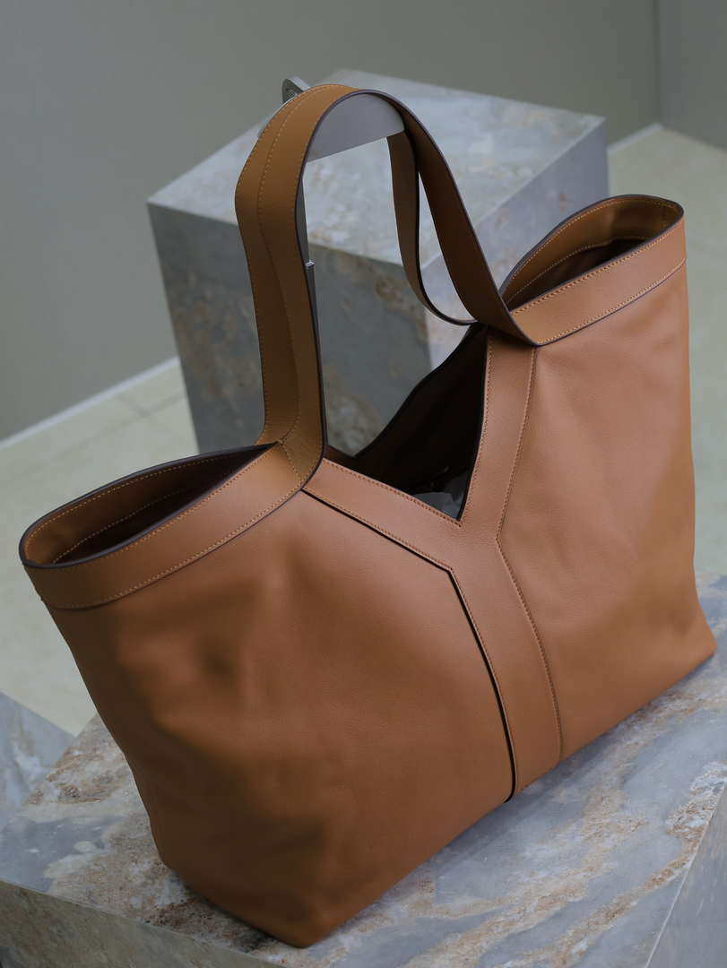 YSL 817602AAEB31000 Y Tote in leather Calfskin Brown