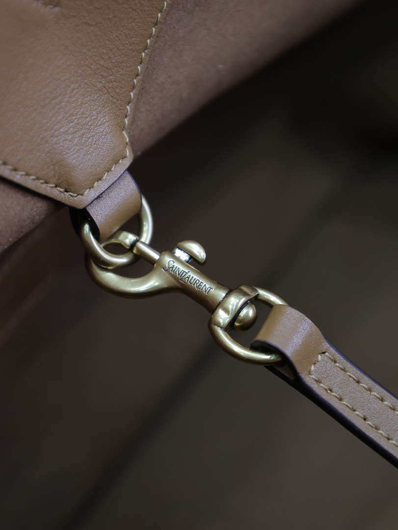 YSL 817602AAEB31000 Y Tote in leather Calfskin Brown