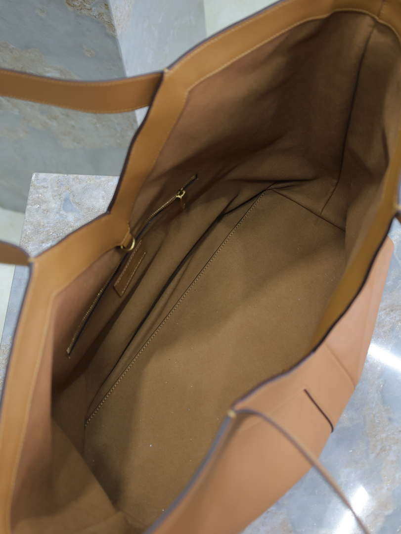 YSL 817602AAEB31000 Y Tote in leather Calfskin Brown