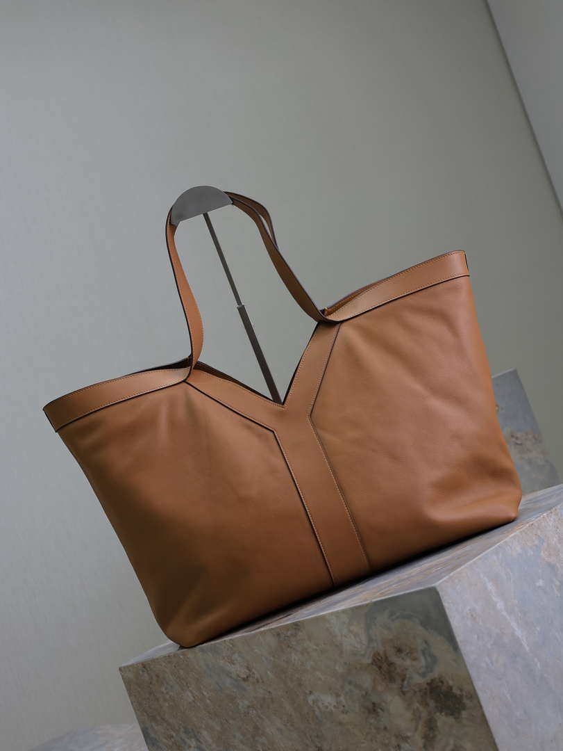 YSL 817602AAEB31000 Y Tote in leather Calfskin Brown