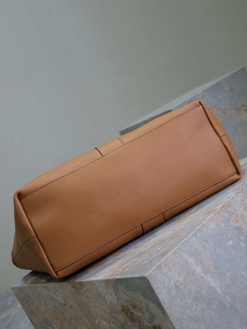 YSL 817602AAEB31000 Y Tote in leather Calfskin Brown