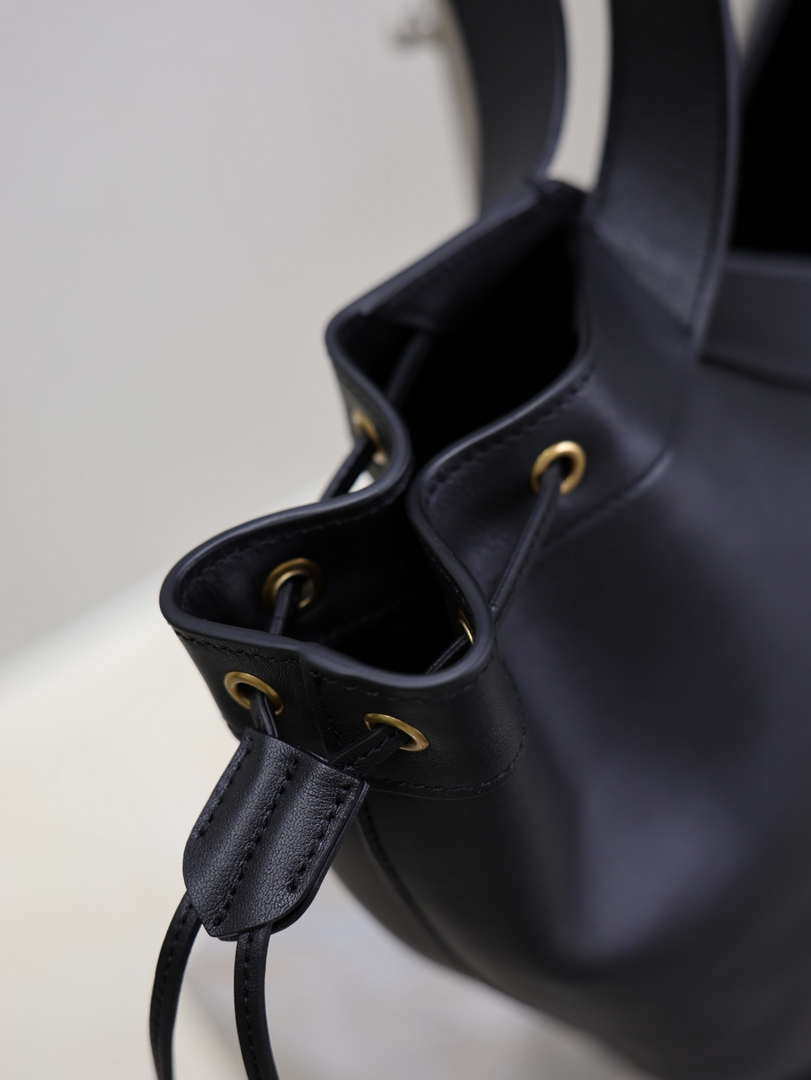 YSL 833160AAE146359 Y large Hobo in leather Black