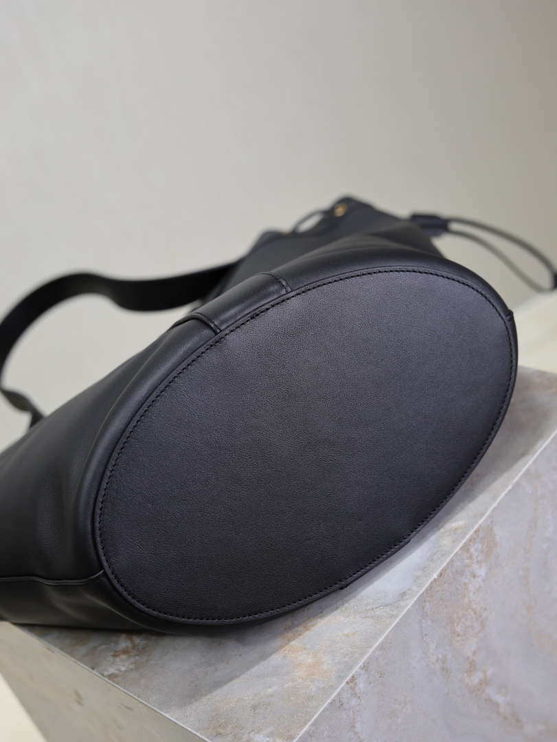 YSL 833160AAE146359 Y large Hobo in leather Black