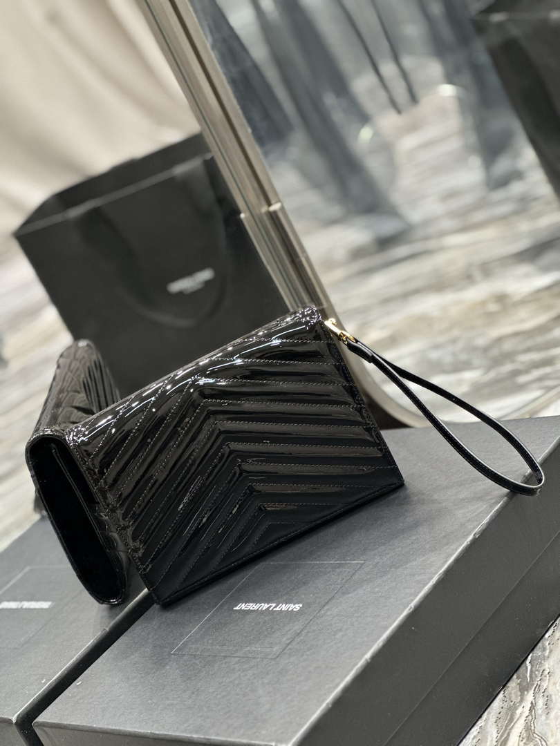 YSL Cassandre Matelass¨¦ Flap pouch in Patent leather 617662 V Black