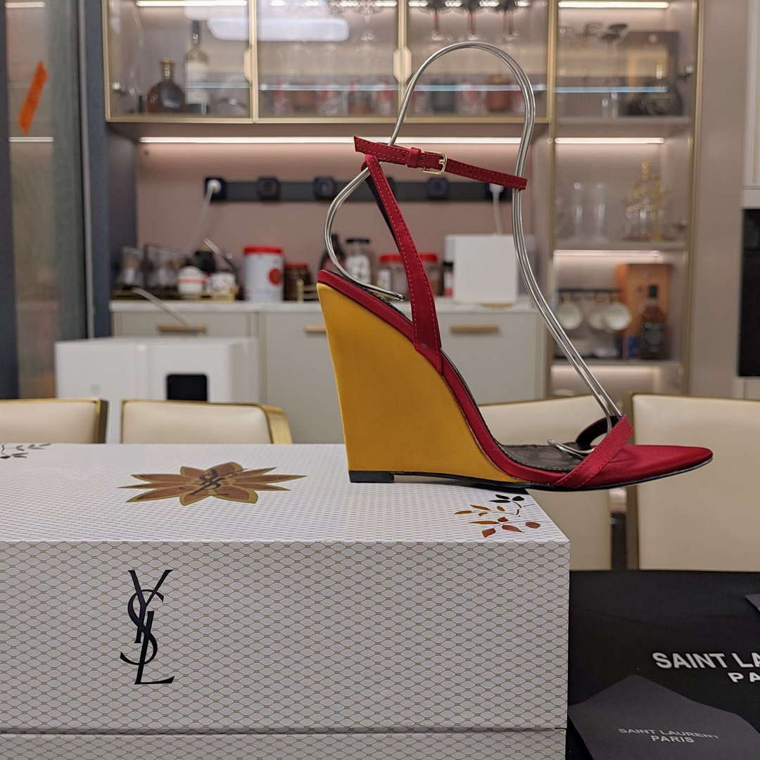 YSL Women's Salom¨¦ Wedges in Patent Leather Y20186