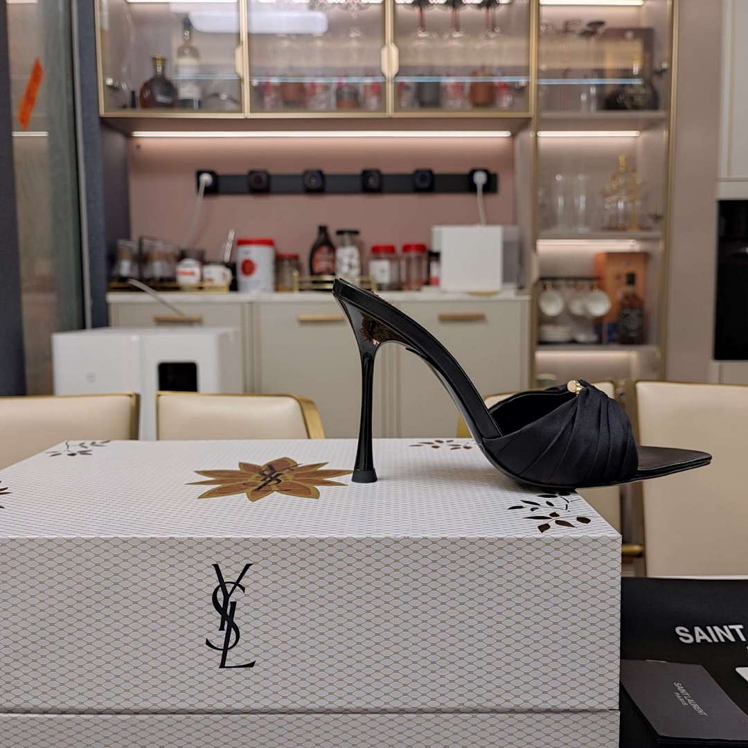 YSL Women's Babylone Mules in Smooth Leather Y20192
